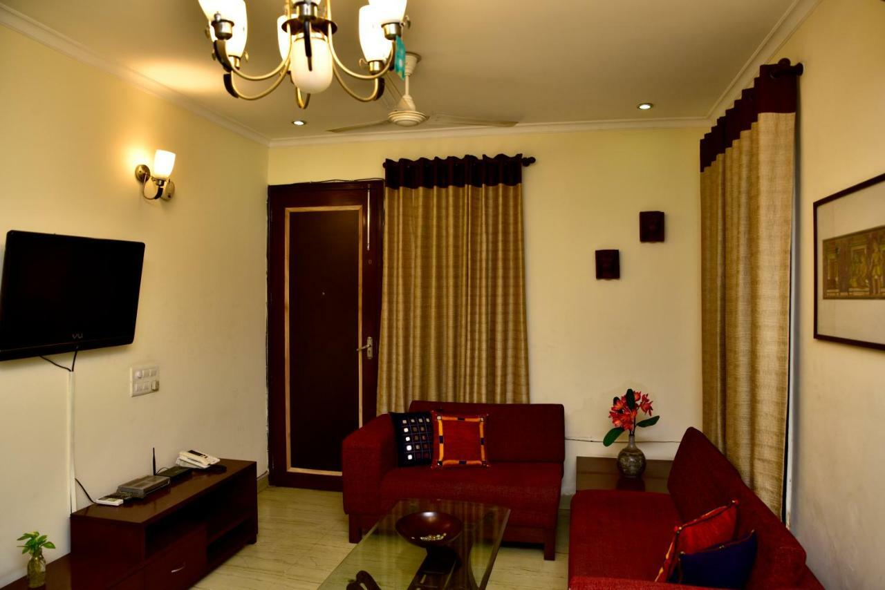 2bhk Comfortable Furnished Serviced In Hauz Khas - Woodpecker New Delhi